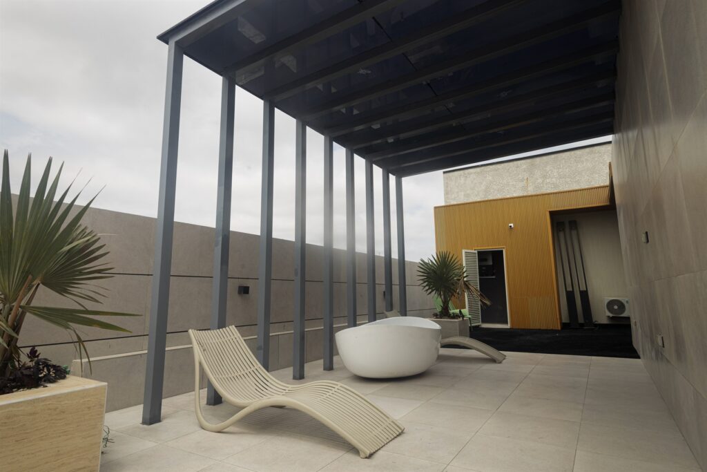 Brum Height 6: Pergola-covered rooftop terrace with a freestanding tub